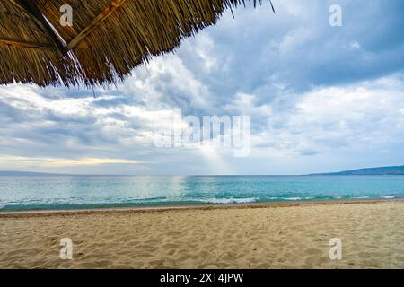 Il lato paradisiaco di Haiti: Cieli blu, sabbia bianca incontaminata e acque calde cristalline rivelano la vera bellezza dell'isola Foto Stock