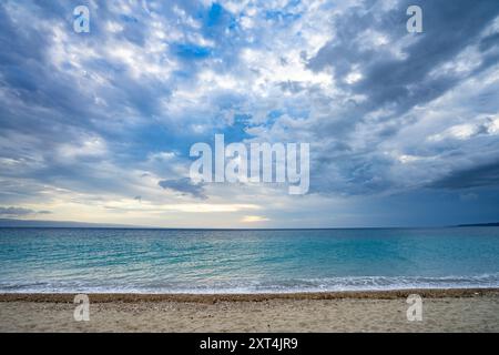 Il lato paradisiaco di Haiti: Cieli blu, sabbia bianca incontaminata e acque calde cristalline rivelano la vera bellezza dell'isola Foto Stock