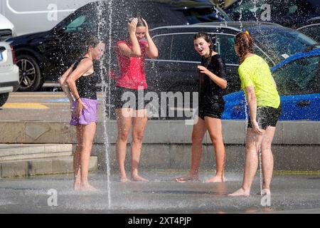 Fiume Mincio, Peschiera del Garda. 13 agosto 2024. Le condizioni delle ondate di calore persistettero in gran parte dell'Europa oggi, compreso il Lago di Garda e i dintorni dell'Italia settentrionale. Le temperature diurne dovrebbero raggiungere oggi i 37 gradi Celsius all'ombra. Gente che cerca di stare al fresco a Peschiera del Garda, sul lato sud del Lago di Garda, nel nord Italia. Crediti: james jagger/Alamy Live News Foto Stock