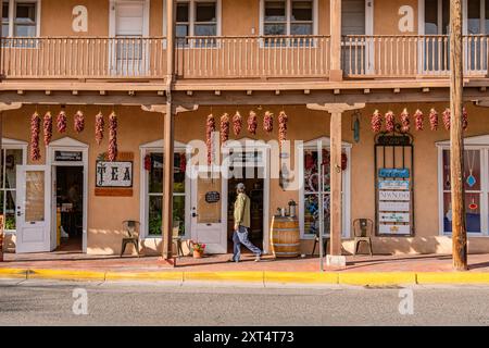 Albuquerque, NEW MEXICO, US-marzo 28, 2024: Arrangiamenti di peperoncini secchi, chiamati ristras, appesi al soffitto di legno ad Albuquerque New Mexico con m Foto Stock