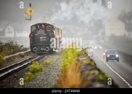 Porthmadog FFESTINIOG & WELSH HIGHLAND RAILWAYS, la più antica ferrovia a scartamento ridotto del mondo che attraversa il Cob Foto Stock