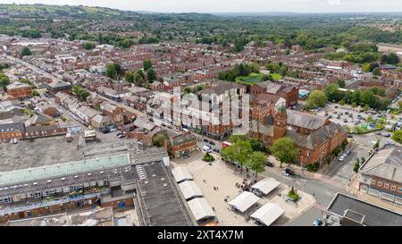 Aerial, Hyde, Tameside, il centro di Hyde e il caratteristico municipio Foto Stock