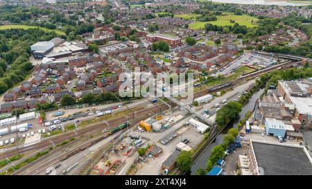 Aerial, Tameside, stazione ferroviaria di Guide Bridge e binari merci Foto Stock