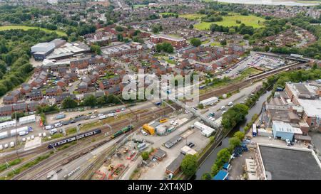 Aerial, Tameside, stazione ferroviaria di Guide Bridge e binari merci Foto Stock