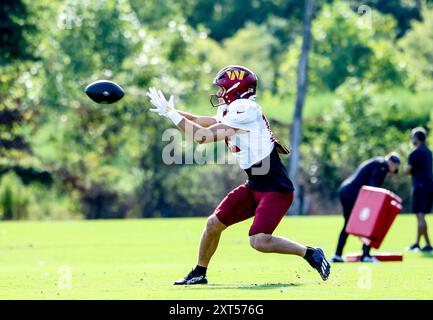 Il wide receiver dei comandanti di Washington Luke McCaffrey (12) partecipa alle esercitazioni durante le esercitazioni presso l'OrthoVirginia Training Center al Commanders Park di Ashburn, Virginia, il 13 agosto 2024 (Alyssa Howell/Image of Sport) Foto Stock