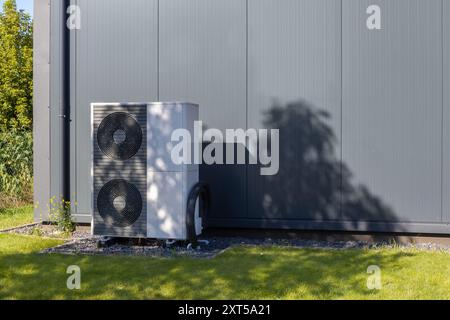 Moderna pompa di calore contro l'esterno dell'edificio industriale Foto Stock