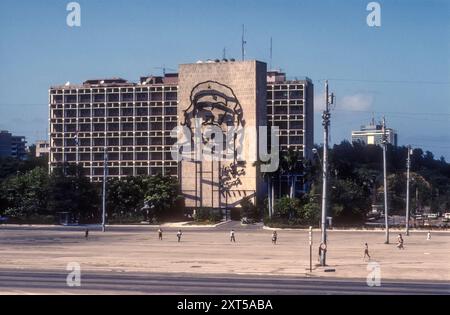 2001 immagine d'archivio della Plaza de la Revolucion a l'Avana con scultura di che sul muro del Ministero degli interni. Foto Stock