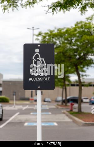 Kanata, Canada - 2 giugno 2024: Parcheggio con permesso solo per persone con disabilità. Parcheggio riservato accessibile per disabili vicino a superma Foto Stock