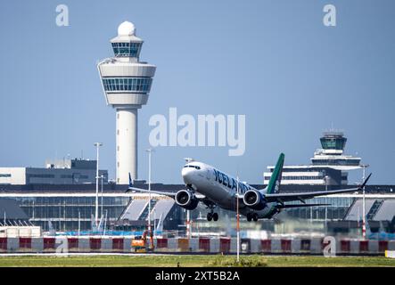 Icelandair decollo presso l'aeroporto Schiphol di Amsterdam, Kaagbaan, 06/24, torre di controllo del traffico aereo, terminal, Paesi Bassi, Foto Stock