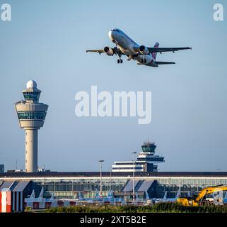 Aeromobili in decollo dall'aeroporto Schiphol di Amsterdam, Kaagbaan, 06/24, torre di controllo del traffico aereo, terminal, Paesi Bassi, Foto Stock