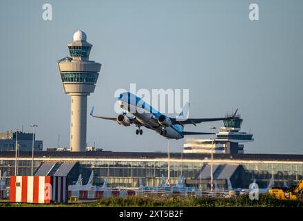 Decollo di aeromobili KLM presso l'aeroporto Schiphol di Amsterdam, Kaagbaan, 06/24, torre di controllo del traffico aereo, terminal, Paesi Bassi, Foto Stock