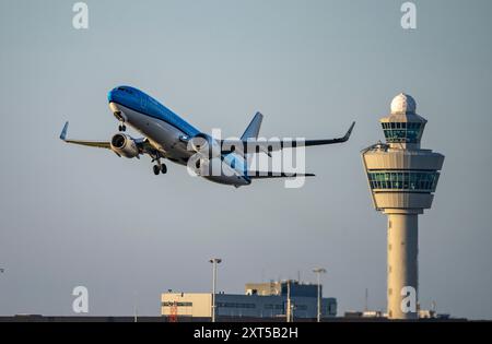 Decollo di aeromobili KLM presso l'aeroporto Schiphol di Amsterdam, Kaagbaan, 06/24, torre di controllo del traffico aereo, terminal, Paesi Bassi, Foto Stock