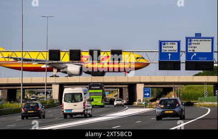 Aeroporto Schiphol di Amsterdam, aeromobile DHL Cargo sulla strada di rullaggio, ponte sull'autostrada A4, collegamento dalla pista Polderbaan al terminal Neth Foto Stock