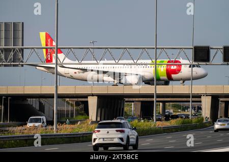 Aeroporto Schiphol di Amsterdam, TAP Air Portugal, aeromobili Airbus A320 sulla strada di rullaggio, ponte sull'autostrada A4, collegamento dalla pista Polderbaan t Foto Stock