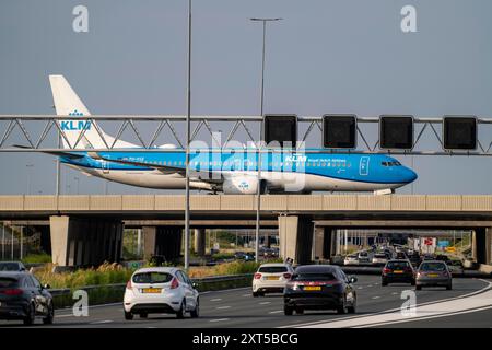 Aeroporto Schiphol di Amsterdam, aeromobili KLM Boeing 737 sulla via di rullaggio, ponte sull'autostrada A4, collegamento dalla pista Polderbaan al terminal, Foto Stock