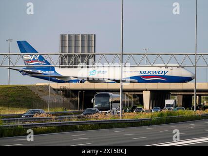 Aeroporto Schiphol di Amsterdam, Silk Way West Airlines, aereo cargo Boeing 747-4R7F sulla strada di rullaggio, ponte sull'autostrada A4, collegamento dal Polder Foto Stock