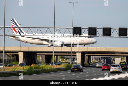 Aeroporto Schiphol di Amsterdam, aeromobili Airbus A320 di Air France sulla strada di rullaggio, ponte sull'autostrada A4, collegamento dalla pista Polderbaan alla t Foto Stock