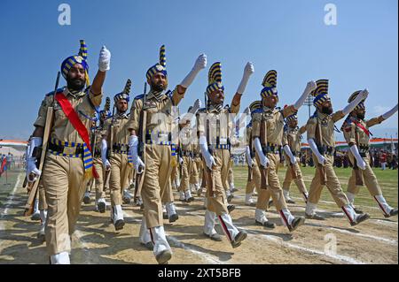 Srinagar, India. 13 agosto 2024. SRINAGAR, INDIA - 13 AGOSTO: La polizia di Jammu Kashmir partecipa a una prova completa prima della parata del giorno dell'indipendenza al Bakshi Stadium il 13 agosto 2024 a Srinagar, India. ( Foto di Waseem Andrabi/Hindustan Times/Sipa USA) credito: SIPA USA/Alamy Live News Foto Stock