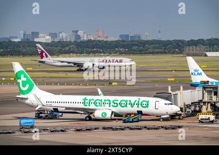 Aeroporto Schiphol di Amsterdam, partenza degli aeromobili del Qatar sulla pista di Aalsmeerbaan, volo sulla pista di rullaggio, terminal, Gate D, check-in, piazzale, A. Foto Stock