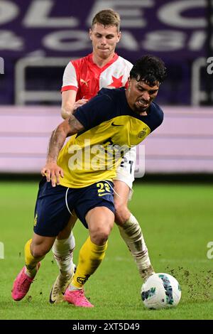 Bruxelles, Belgio. 13 agosto 2024. David Doudera dello Slavia Praga e Cameron Puertas Castro dell'Unione combattono per il pallone durante una partita di calcio tra il belga Royale Union Saint-Gilloise e il ceco SK Slavia Praha, martedì 13 agosto 2024 ad Anderlecht, Bruxelles, la tappa di ritorno del terzo turno di qualificazione per la competizione UEFA Champions League. Praha ha vinto la partita di andata 3-1. BELGA PHOTO LAURIE DIEFFEMBACQ credito: Belga News Agency/Alamy Live News Foto Stock