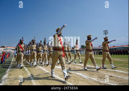 Srinagar, India. 13 agosto 2024. SRINAGAR, INDIA - 13 AGOSTO: La polizia di Jammu Kashmir partecipa a una prova completa prima della parata del giorno dell'indipendenza al Bakshi Stadium il 13 agosto 2024 a Srinagar, India. ( Foto di Waseem Andrabi/Hindustan Times/Sipa USA) credito: SIPA USA/Alamy Live News Foto Stock