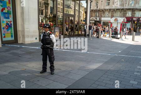 LEICESTER SQUARE STABBING © Jeff Moore - la scena in cui una bambina di 11 anni e una donna di 34 anni sono state accoltellate vicino al negozio Lego a Londra Foto Stock