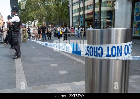 LEICESTER SQUARE STABBING © Jeff Moore - la scena in cui una bambina di 11 anni e una donna di 34 anni sono state accoltellate vicino al negozio Lego a Londra Foto Stock