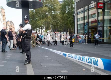LEICESTER SQUARE STABBING © Jeff Moore - la scena in cui una bambina di 11 anni e una donna di 34 anni sono state accoltellate vicino al negozio Lego a Londra Foto Stock