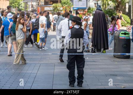 LEICESTER SQUARE STABBING © Jeff Moore - la scena in cui una bambina di 11 anni e una donna di 34 anni sono state accoltellate vicino al negozio Lego a Londra Foto Stock