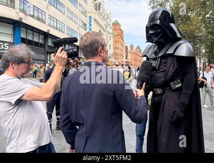 LEADER SQUARE STABBING © Jeff Moore - Un artista di strada, vestito da Darth Vader, viene intervistato dai media dopo aver affermato di aver visto Foto Stock