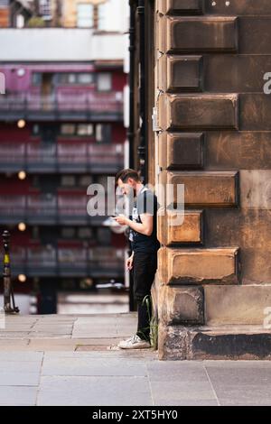 I turisti di Edimburgo ammirano il panorama, posano per le foto, ammirano le attrazioni turistiche di Edimburgo, la capitale della Scozia. Foto Stock