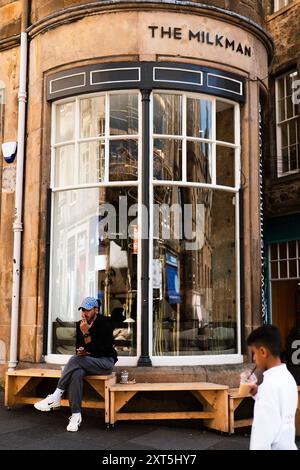 I turisti di Edimburgo ammirano il panorama, posano per le foto, ammirano le attrazioni turistiche di Edimburgo, la capitale della Scozia. Foto Stock