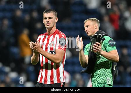 Preston, Regno Unito. 13 agosto 2024. Tom Watson di Sunderland batte i tifosi a tempo pieno durante la partita di Carabao Cup Preston North End vs Sunderland a Deepdale, Preston, Regno Unito, 13 agosto 2024 (foto di Cody Froggatt/News Images) a Preston, Regno Unito, il 13/8/2024. (Foto di Cody Froggatt/News Images/Sipa USA) credito: SIPA USA/Alamy Live News Foto Stock