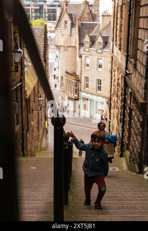 I turisti di Edimburgo ammirano il panorama, posano per le foto, ammirano le attrazioni turistiche di Edimburgo, la capitale della Scozia. Foto Stock