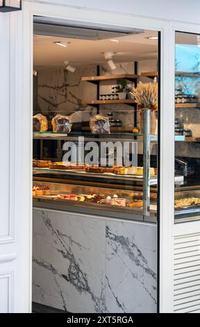 Banco di una boulangerie con prodotti da forno, come dolci, torte e pane, a Passy, 16° arrondissement, Parigi, Francia Foto Stock