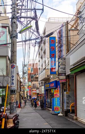 Una strada del pittoresco quartiere di Shimokitazawa, nel quartiere di Setagawa, con negozi e veicoli d'epoca, a Tokyo, in Giappone Foto Stock