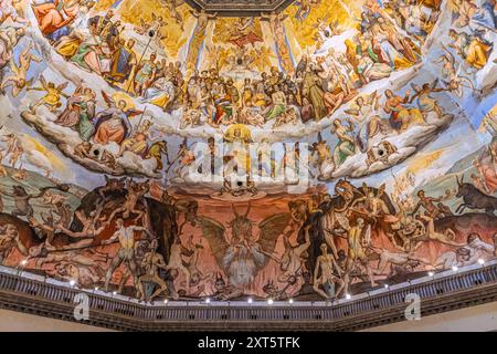 Dettagli dei dipinti interni della cupola del Duomo nella famosa città medievale di Firenze, Italia Foto Stock