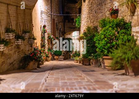 Vista notturna della città medievale di Spello in Umbria Foto Stock