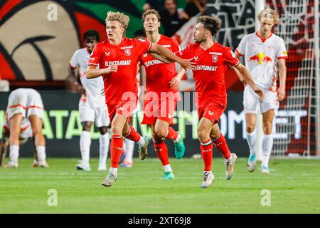 Enschede, Paesi Bassi. 13 agosto 2024. ENSCHEDE, PAESI BASSI - 13 AGOSTO: SEM Steijn del FC Twente Mitchell Van Bergen del FC Twente durante la terza partita di qualificazione della UEFA Champions League 2a tappa tra FC Twente e Red Bull Salzburg a De Grolsch veste il 13 agosto 2024 a Enschede, Paesi Bassi. (Foto di Raymond Smit/Orange Pictures) credito: Orange Pics BV/Alamy Live News Foto Stock