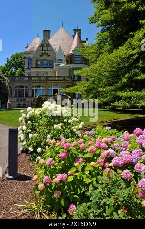 I fiori fioriscono fuori Clayton, la grande villa di Pittsburgh un tempo sede dell'industriale Henry Clay Frick e della famiglia e ora aperta al pubblico. Foto Stock