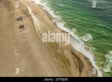 Vista aerea delle onde del Mare del Nord che si infrangono sulla spiaggia di Slettestrand, nel nord dello Jutland, Danimarca Foto Stock