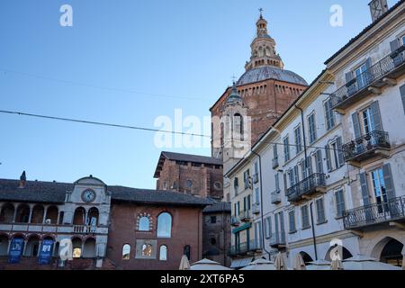 Pavia, aprile 2023: Duomo di Pavia a Pavia nella giornata di sole, Lombardia, italia. Foto Stock