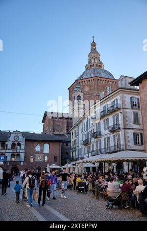 Pavia, aprile 2023: Duomo di Pavia a Pavia nella giornata di sole, Lombardia, italia. Foto Stock