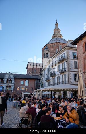 Pavia, aprile 2023: Duomo di Pavia a Pavia nella giornata di sole, Lombardia, italia. Foto Stock