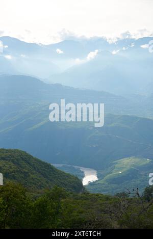 Paesaggio andino colombiano, montagne ricoperte di vegetazione lussureggiante e verde. Vista da un punto panoramico a Guane, Santander. Foto Stock