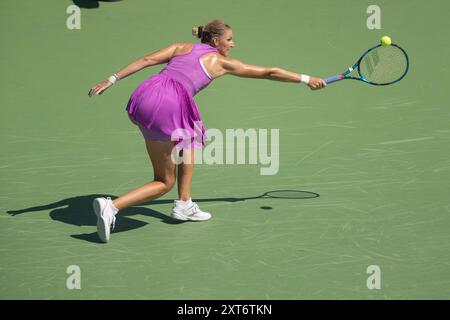 Mason, Ohio, Stati Uniti. 13 agosto 2024. KAROLINA PLISKOVA, della Repubblica Ceca, colpisce un pallone contro l'avversario V. Tomova. Pliskova ha vinto 7-6 (3), 7-6 (3). (Credit Image: © Wally Nell/ZUMA Press Wire) SOLO PER USO EDITORIALE! Non per USO commerciale! Foto Stock