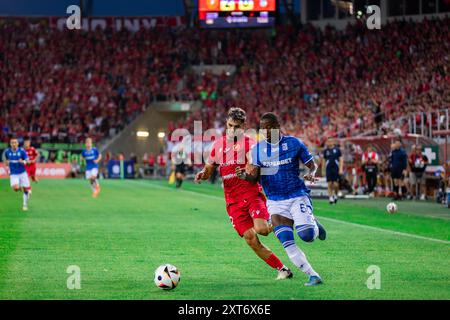 Lirim Kastrati (L) di Widzew e Adriel Ba Loua (R) di Lech sono visti in azione durante il PKO polacco BP Ekstraklasa League match tra Widzew Lodz A. Foto Stock