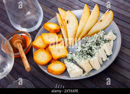 Formaggio roncari spagnolo artigianale con pera, toast e miele Foto Stock