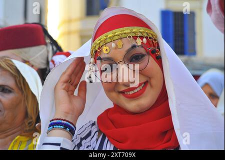 Tunisi, Tunisia. 13 agosto 2024. Una donna in costumi popolari tunisini partecipa a una celebrazione annuale della giornata nazionale della donna a Tunisi, in Tunisia, il 13 agosto 2024. Crediti: Adel Ezzine/Xinhua/Alamy Live News Foto Stock