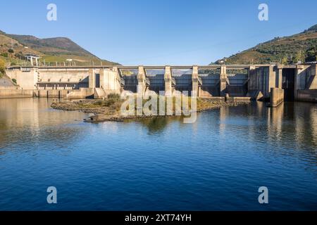 Vista frontale della diga di Régua sul fiume Douro in Portogallo, in una giornata di sole in autunno. Foto Stock